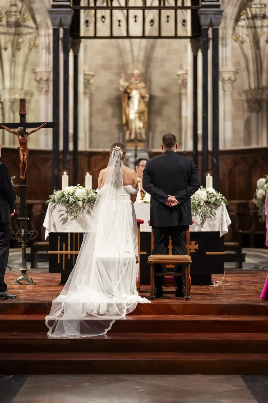 Los novios ante el altar durante la ceremonia