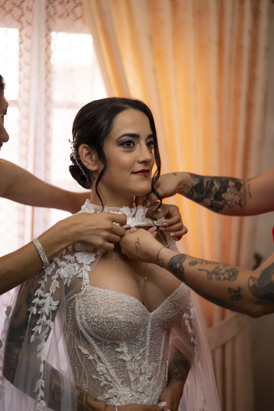 Las amigas ayudan a la novia a ponerse la capa