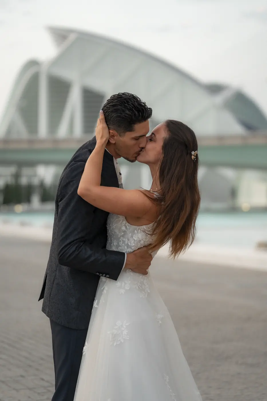 Beso de los novios en la Ciudad de las Artes