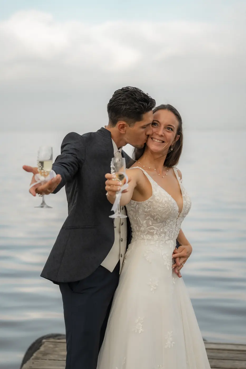 Los novios brindan en un embarcadero