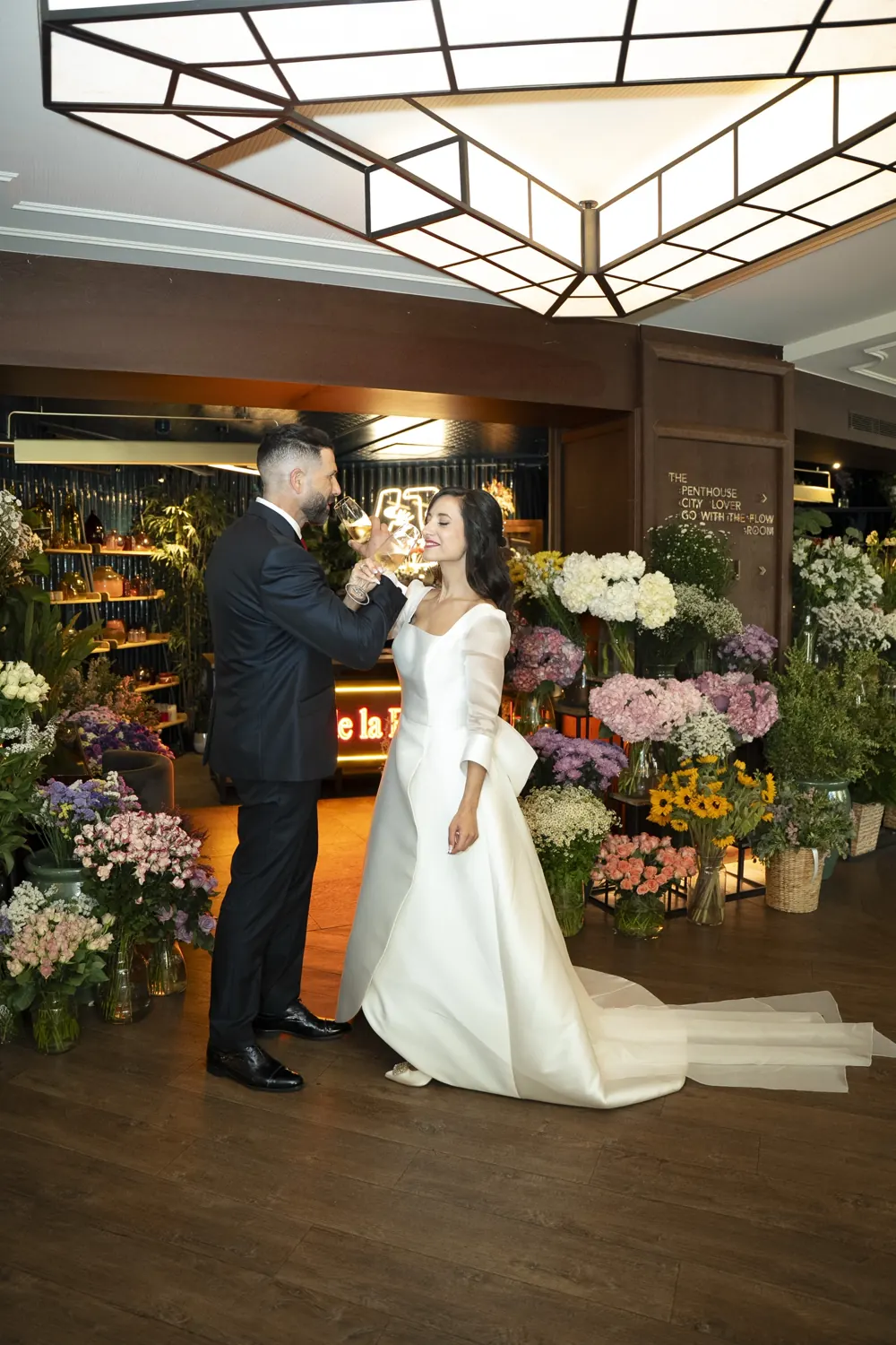 Los novios brindan entre flores