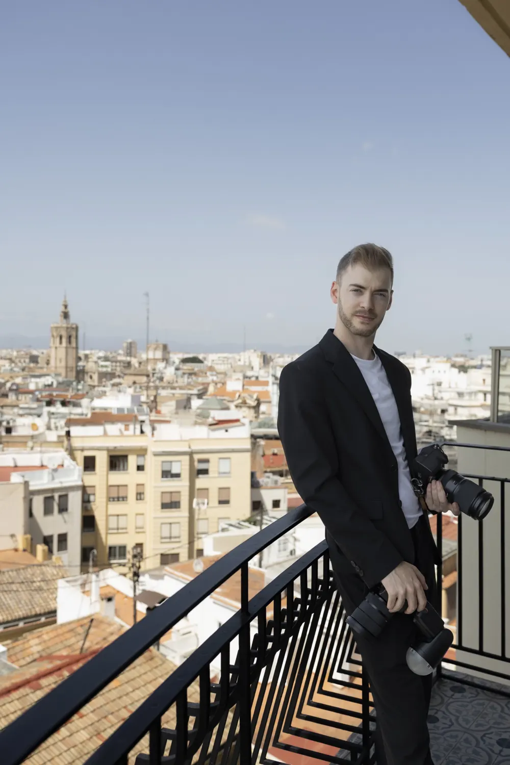 Bryan Terol Mena con sus cámaras en una azotea de Valencia, con el Micalet al fondo
