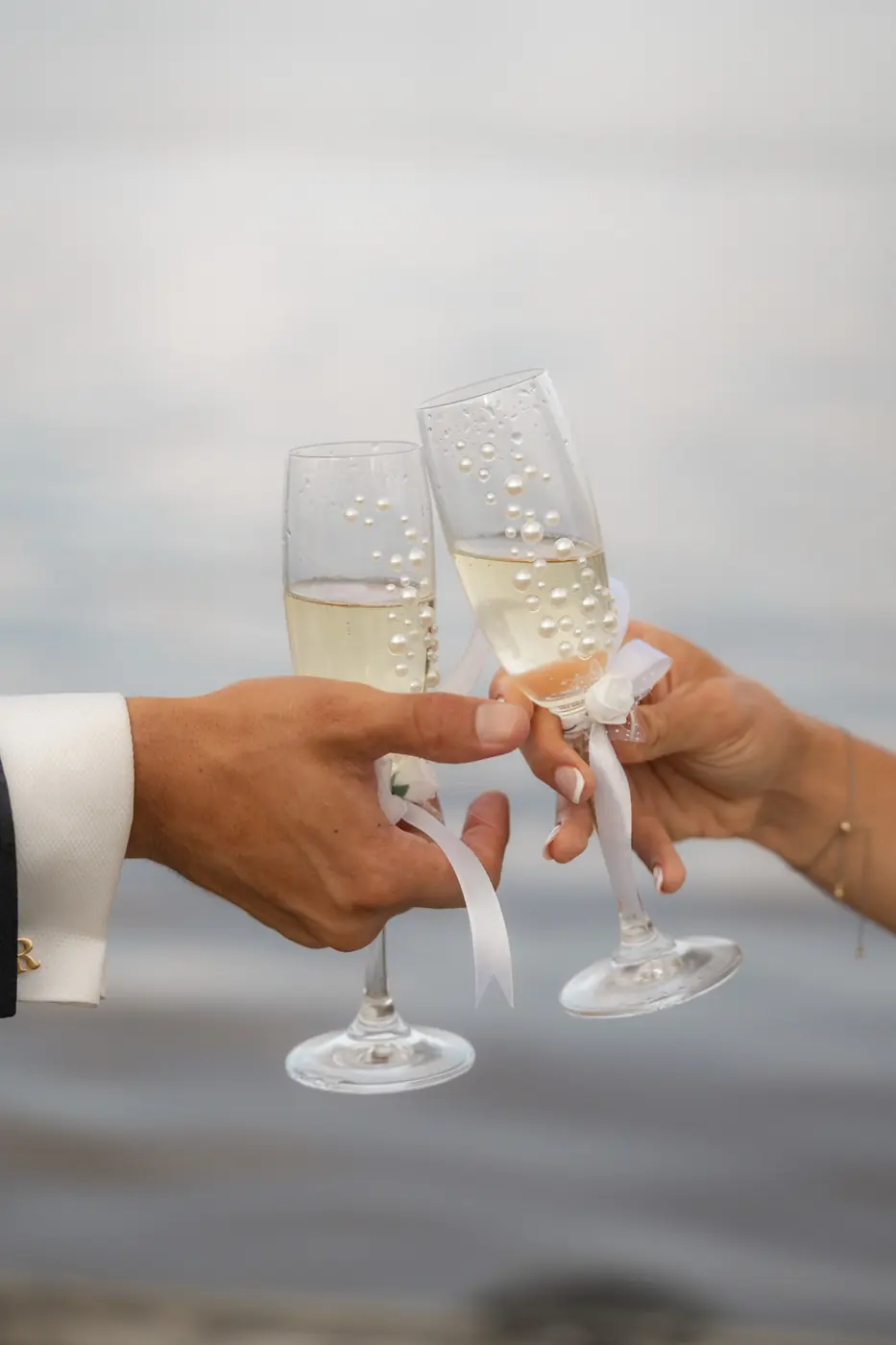 Las copas de los novios brindando