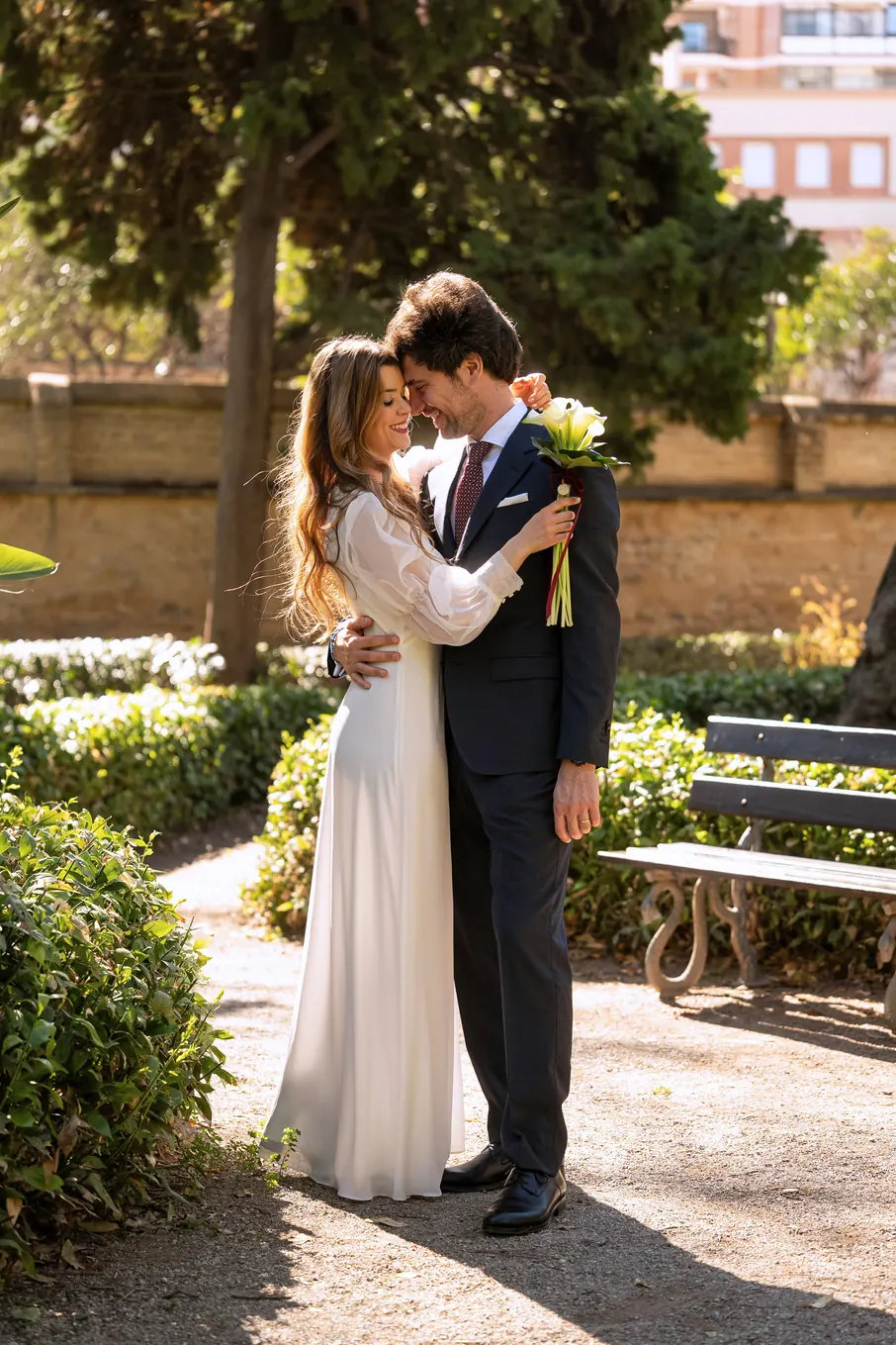 Novios abrazados en un jardín