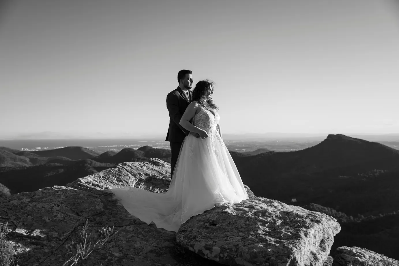 Novios en lo alto de una montaña, en blanco y negro
