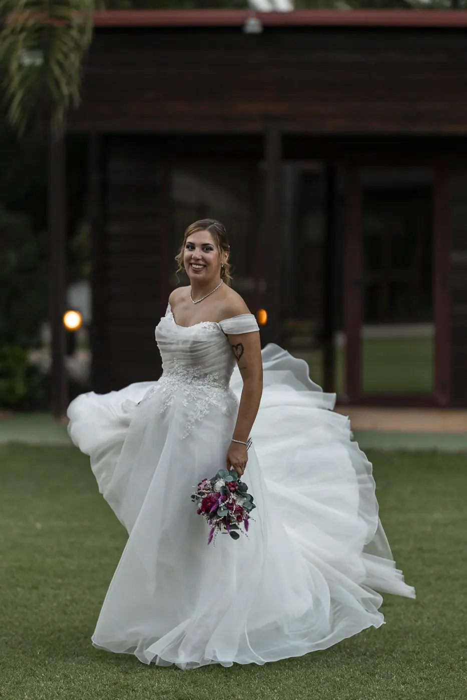 La novia gira con el ramo en el jardín