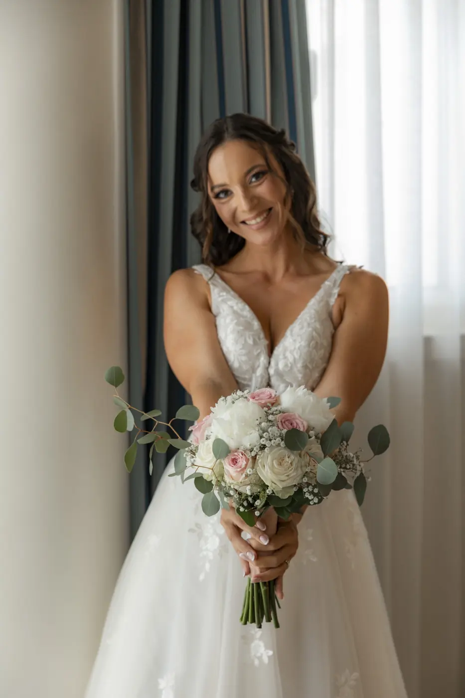 La novia ofrece su ramo a cámara
