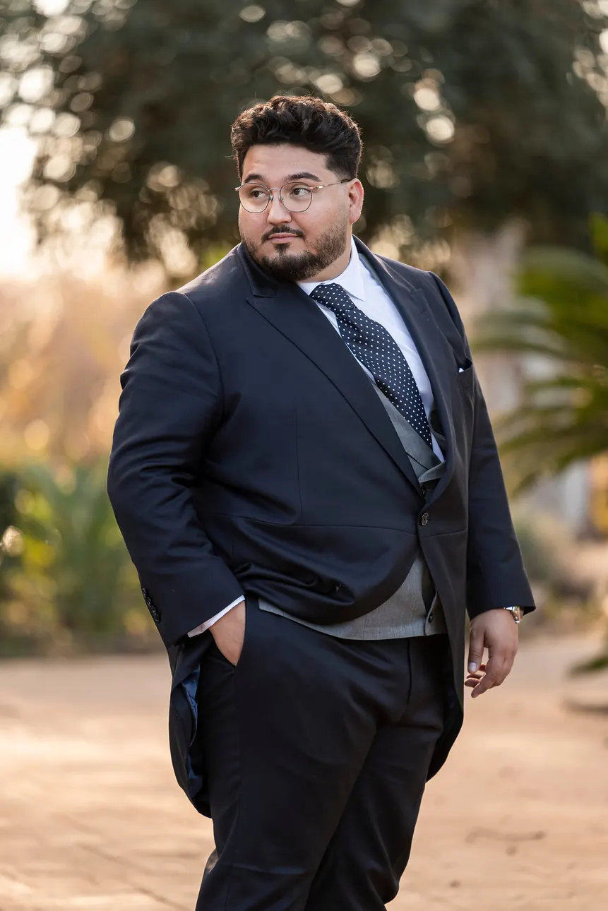 Retrato del novio al atardecer