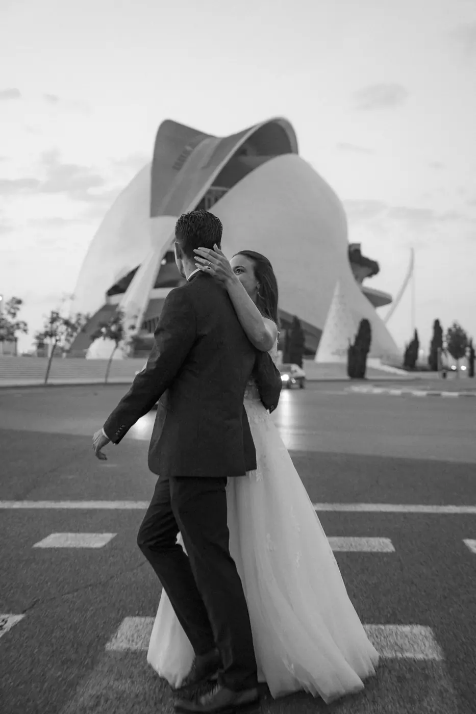 Los novios abrazados frente al Palau de les Arts, en blanco y negro