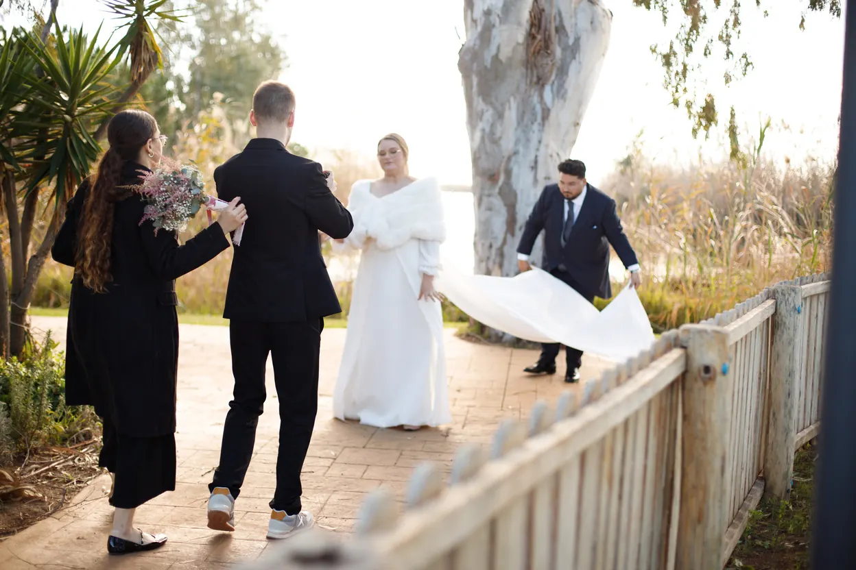 Los invitados sujetan el velo de la novia en un paseo