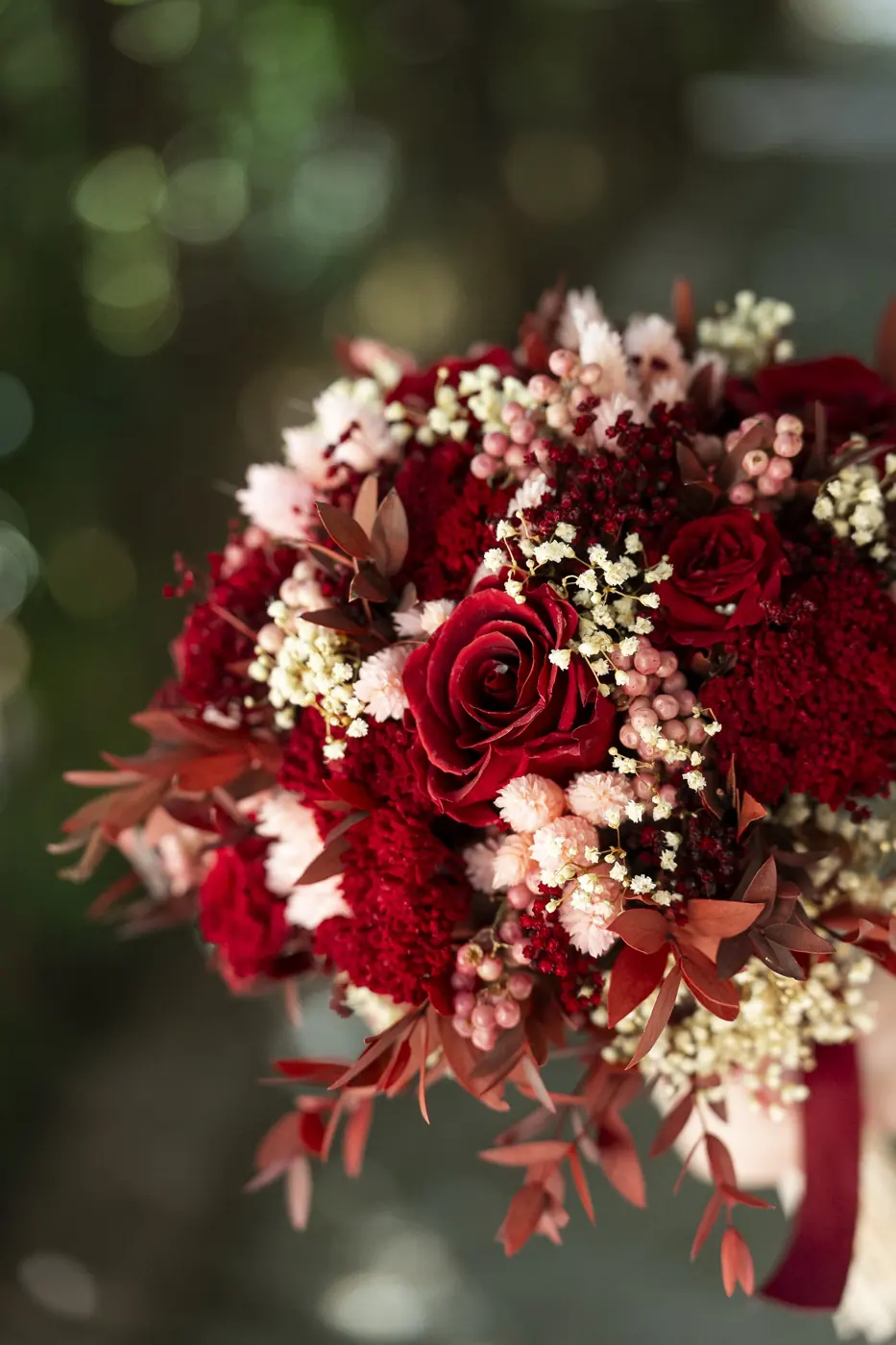 Detalle de un ramo de flores rojas