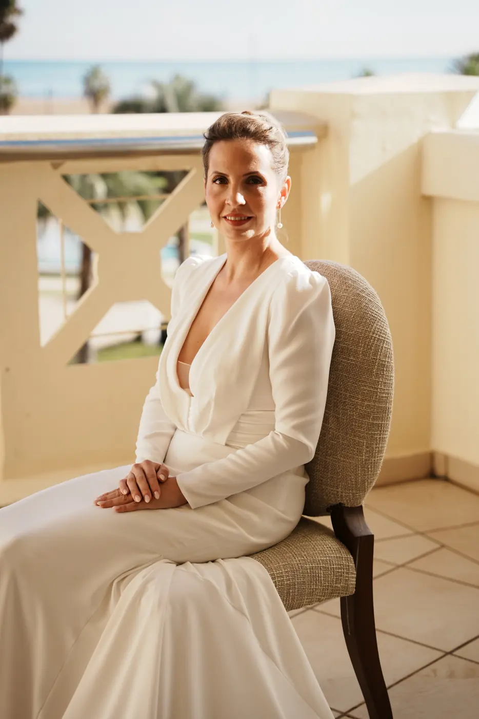 Retrato de la novia sentada en el balcón