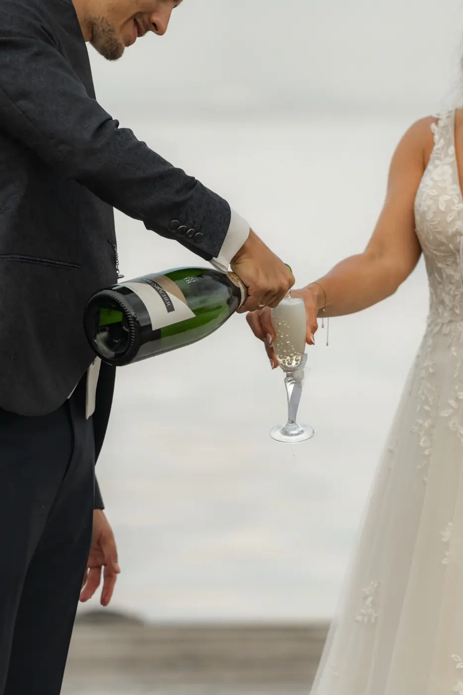 El novio sirve champán a la novia